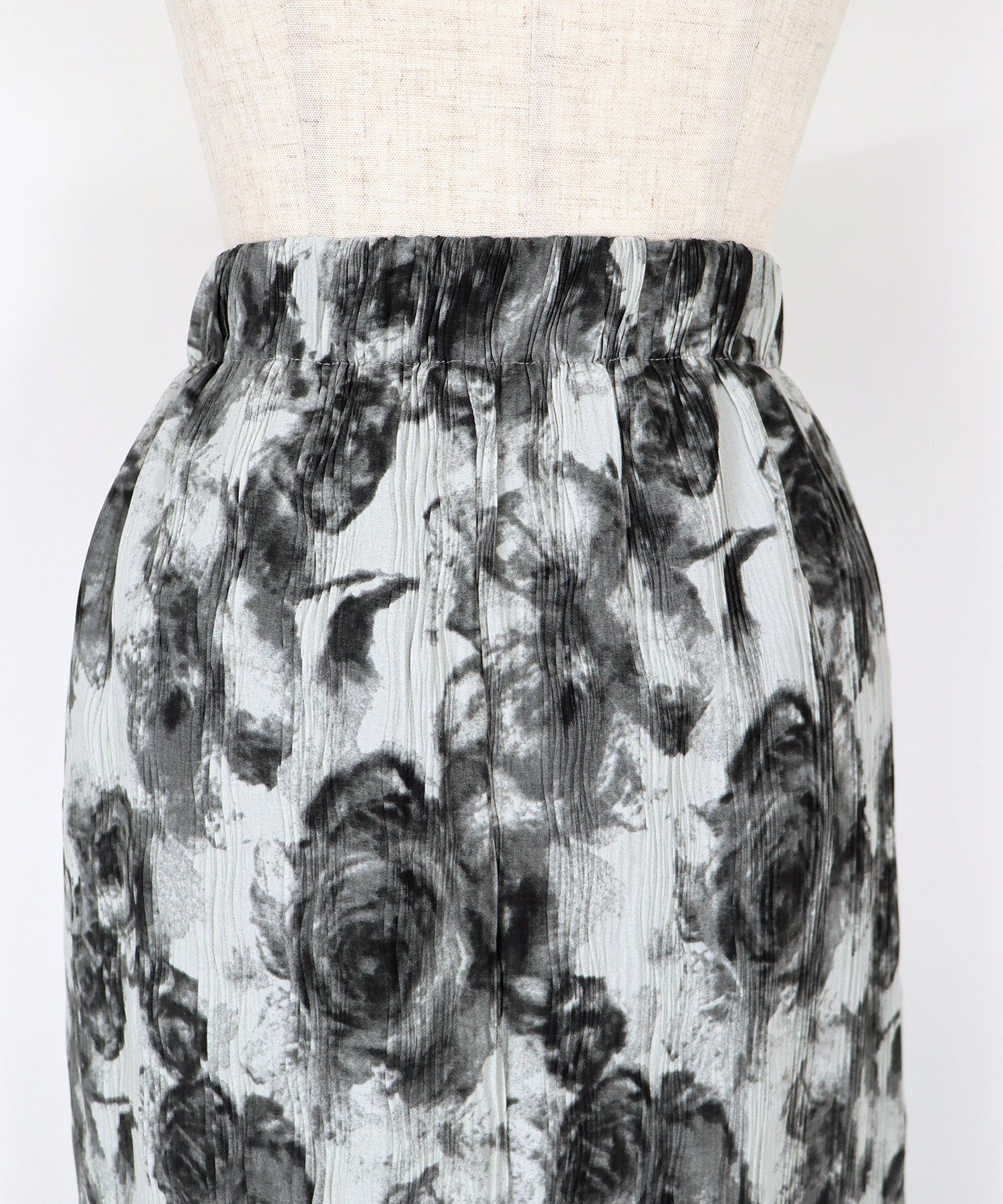 日本 BLUE EAST - 優美渲染修身長裙-黑