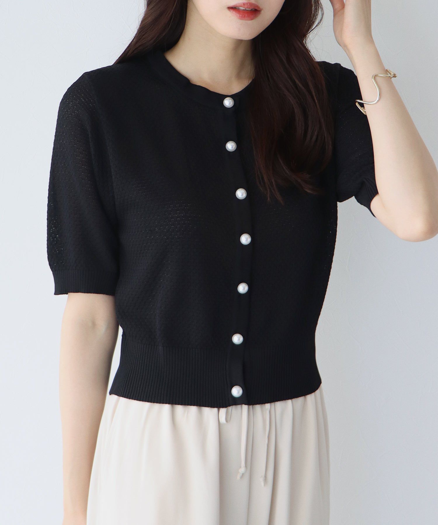 日本 BLUE EAST - 優雅圓領珍珠扣五分袖上衣-深可可