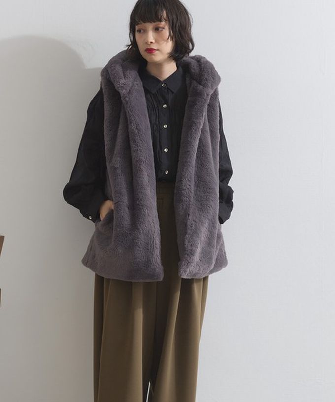 日本 ELENCARE DUE - 柔軟蓬鬆仿毛長版連帽背心(有口袋)-炭黑