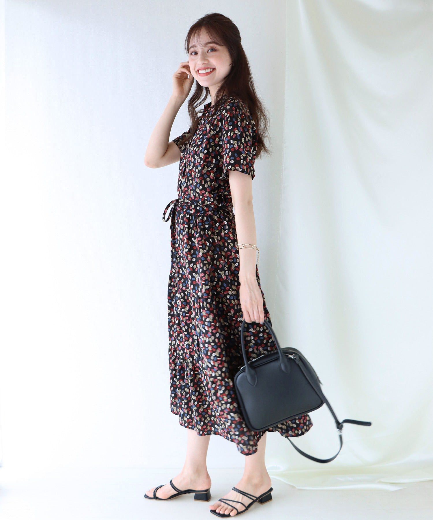 日本 BLUE EAST - 氣質小V領排釦短袖洋裝-碎花-深藍 (M(Free))