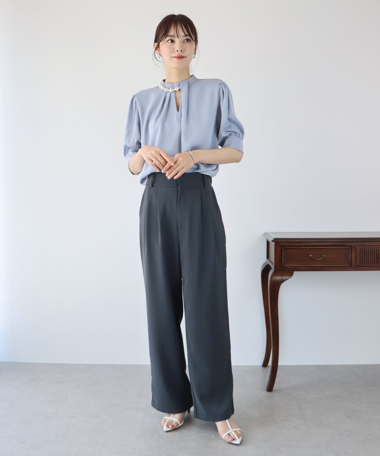 日本 BLUE EAST - 質感百搭垂墜感西裝褲-米灰