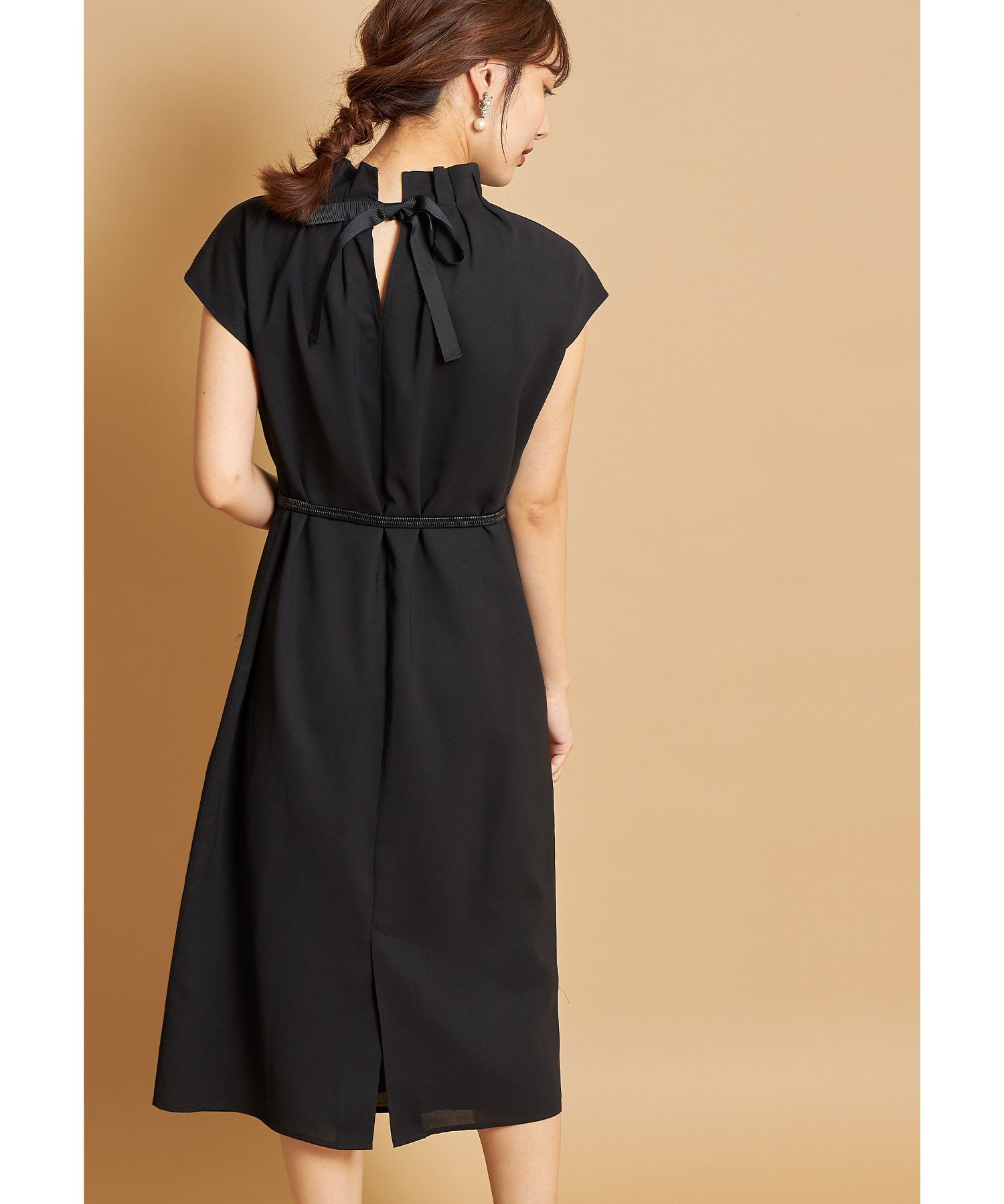 日本 tocco-closet - 高雅珍珠皺摺簡約洋裝-知性黑