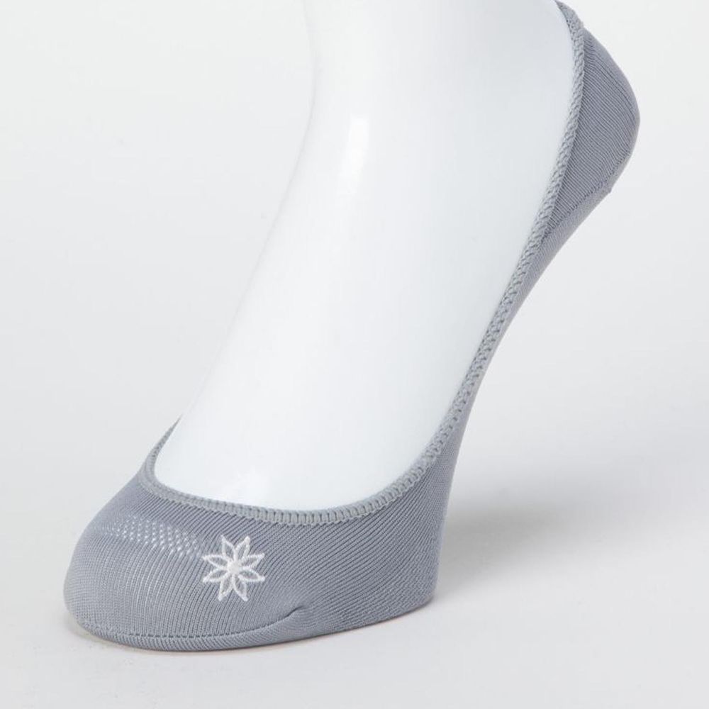 日本 okamoto - 超強專利防滑ㄈ型隱形襪-光滑編織小花刺繡 淺履款-淺灰 (23-25cm)