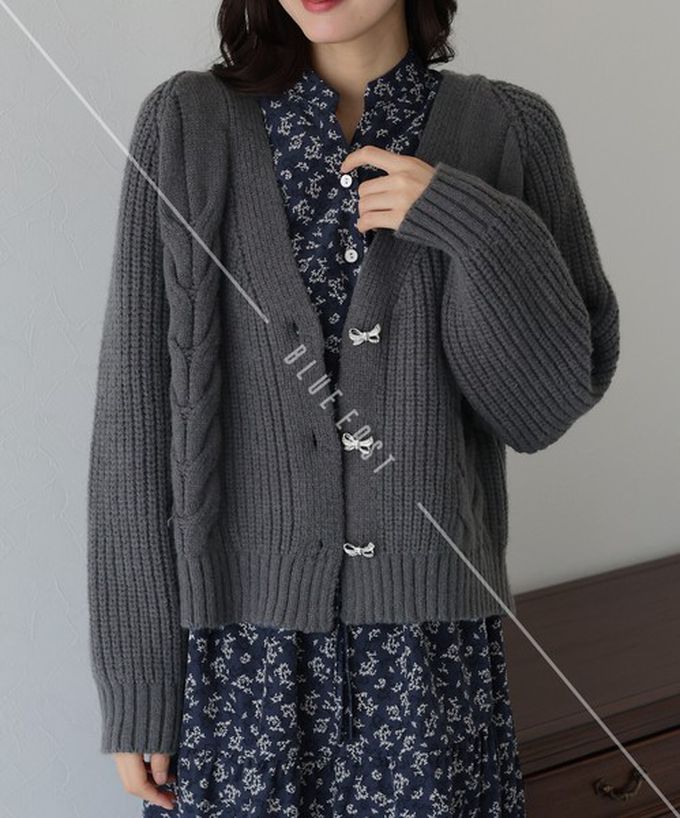 日本 BLUE EAST - 蝴蝶結寶石V領麻花粗編開襟衫-白 (M)