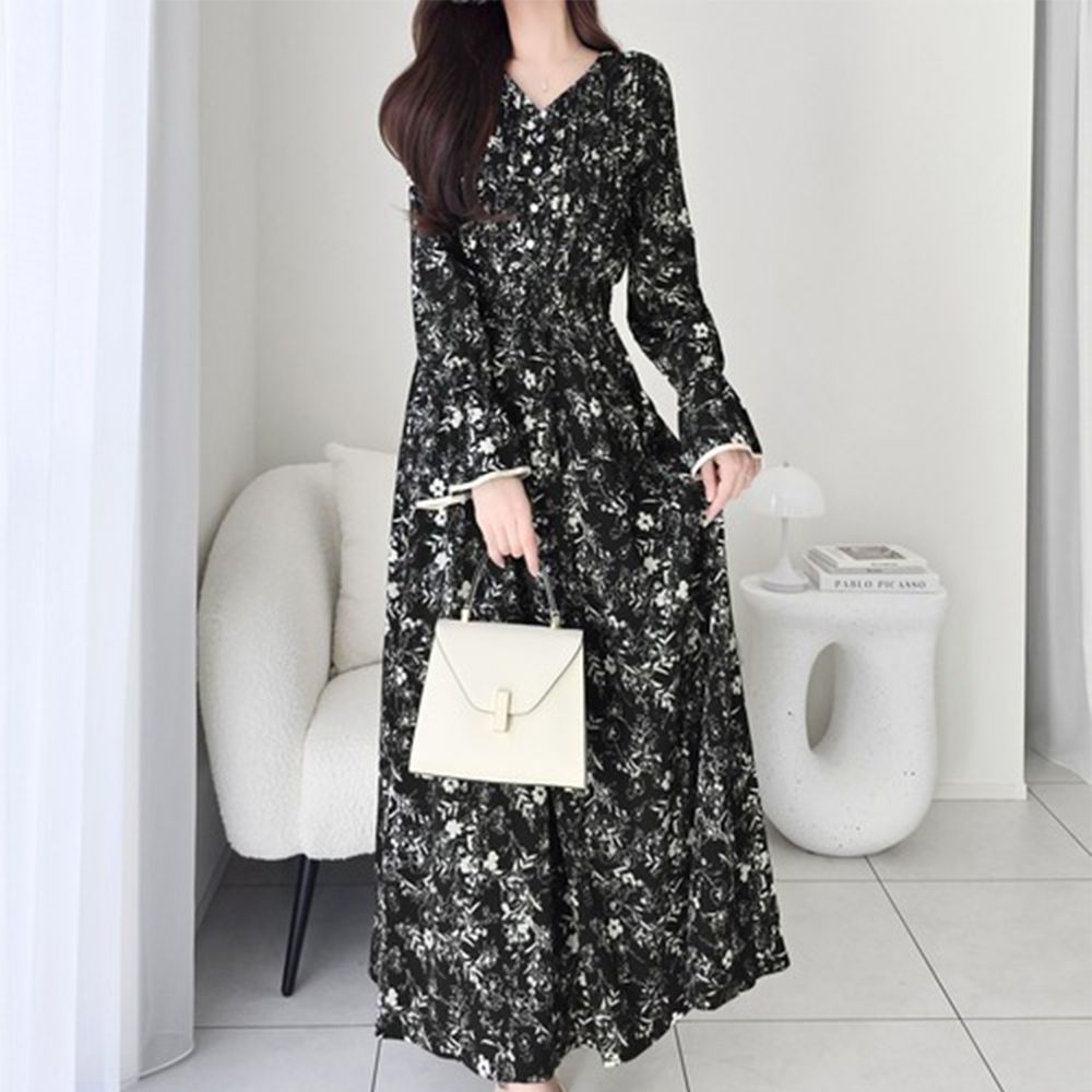 mily bilet 極致優美線條花卉喇叭袖洋裝-黑