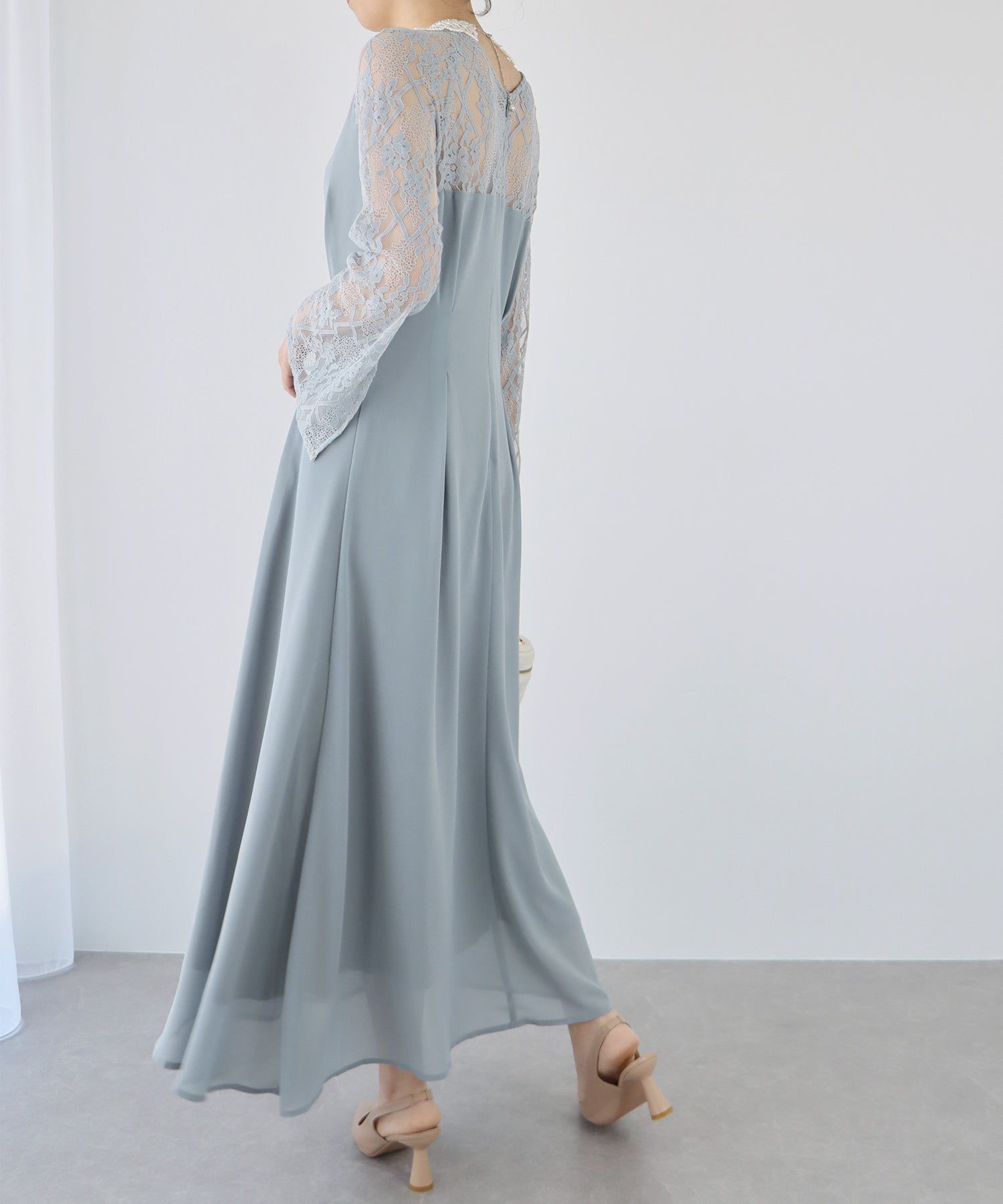 日本 BLUE EAST - 優雅V領蕾絲袖拼接洋裝-經典黑