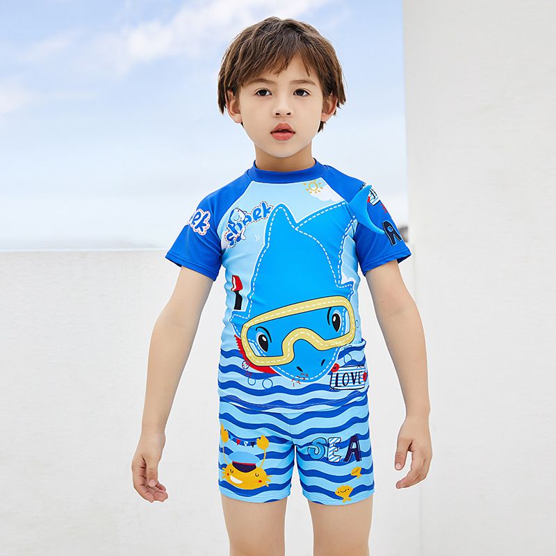 男寶童趣卡通圖短袖泳衣套裝(三件組)-潛水鯊魚-藍色-泳帽、泳衣、泳褲