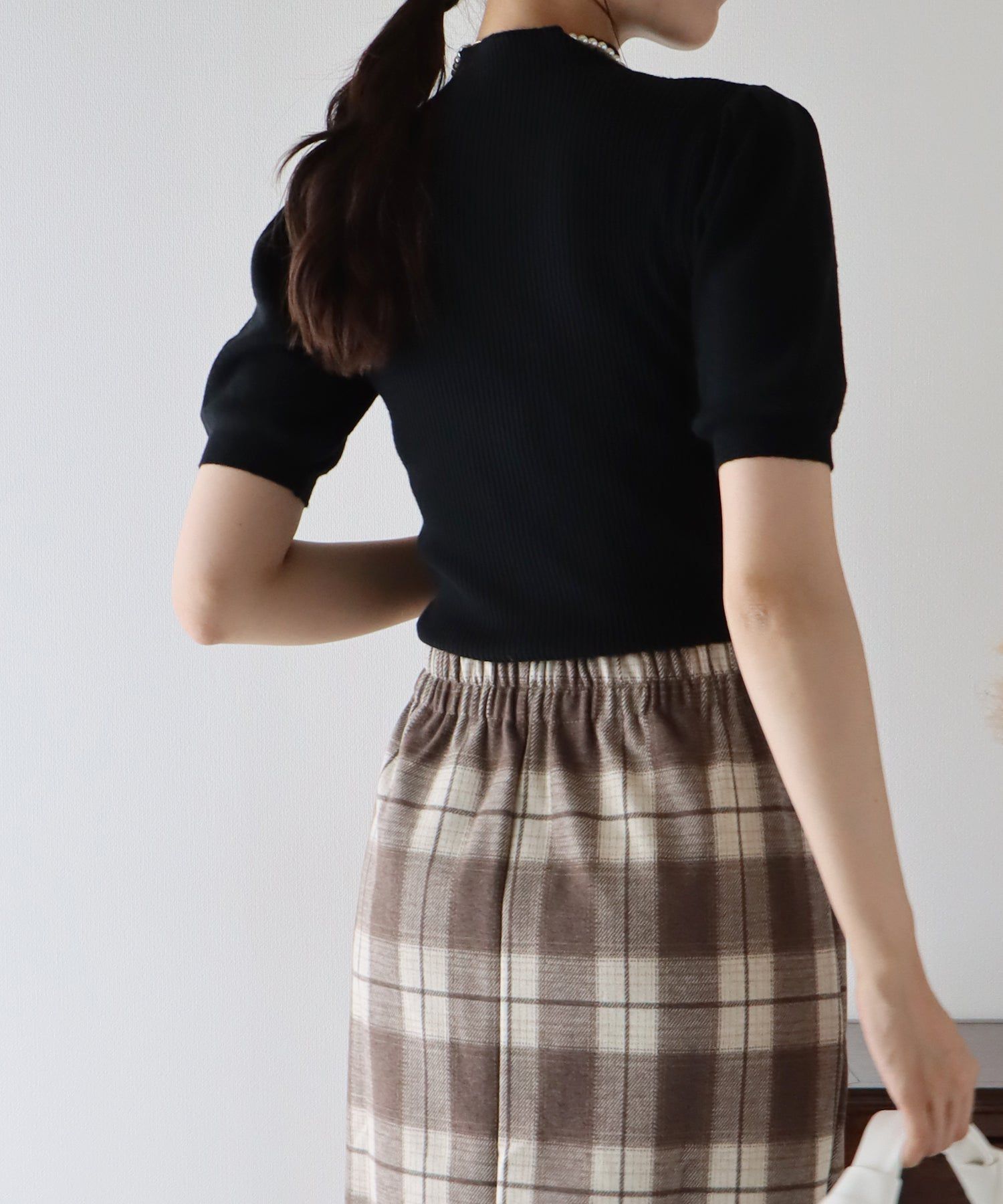 日本 BLUE EAST - 甜美彈性羅紋泡泡袖上衣-咖啡