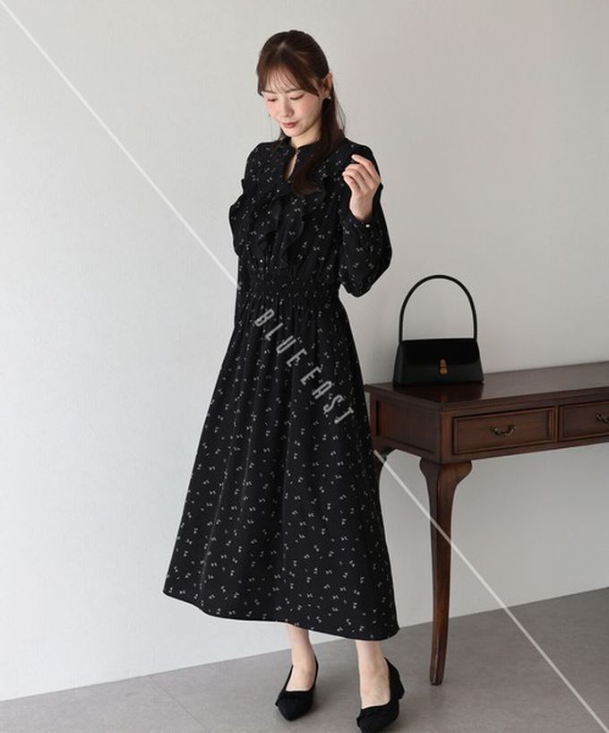 日本 BLUE EAST - 成熟摺邊典雅小花束腰長袖洋裝-深灰
