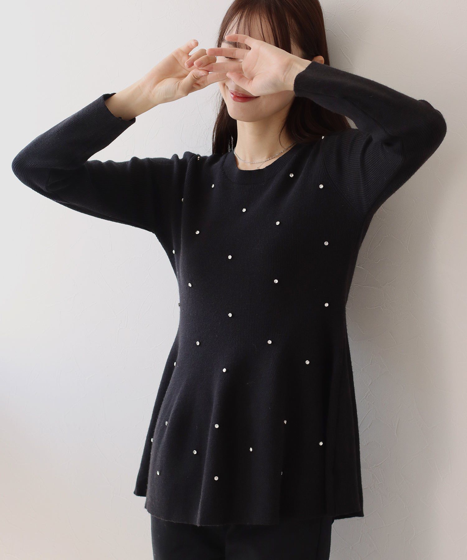 日本 BLUE EAST - 奢華墜飾傘狀修身針織上衣-黑