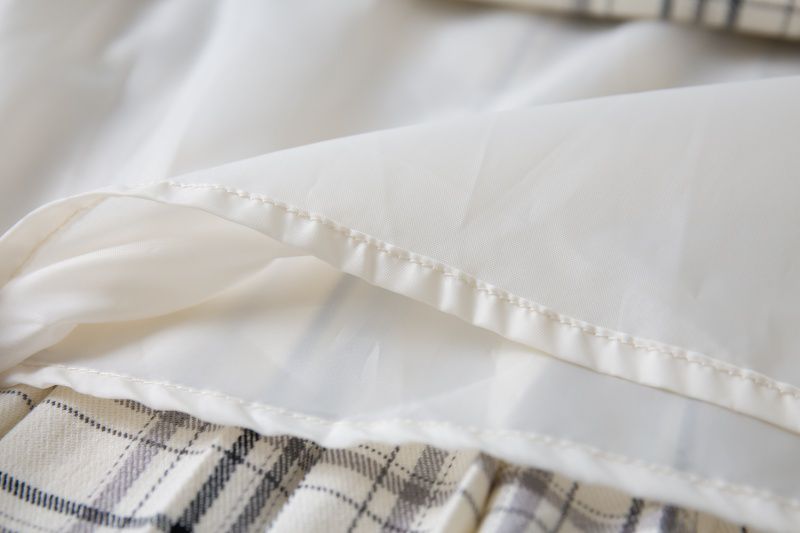 日本 BELLUNA - 純棉V領金釦點綴五分袖上衣-星塵粉