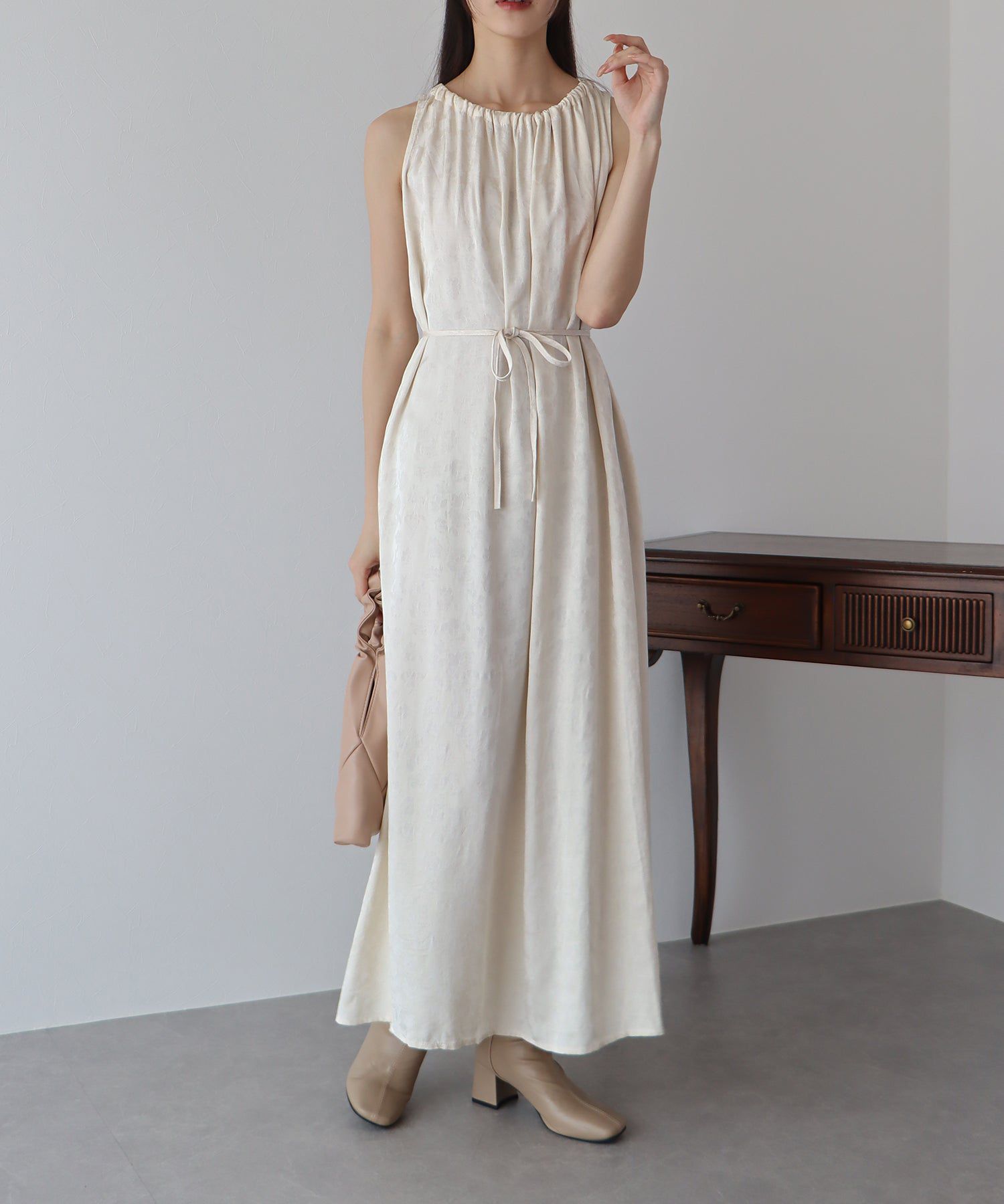 日本 BLUE EAST - 浪漫女神緹花綁帶無袖洋裝-米杏