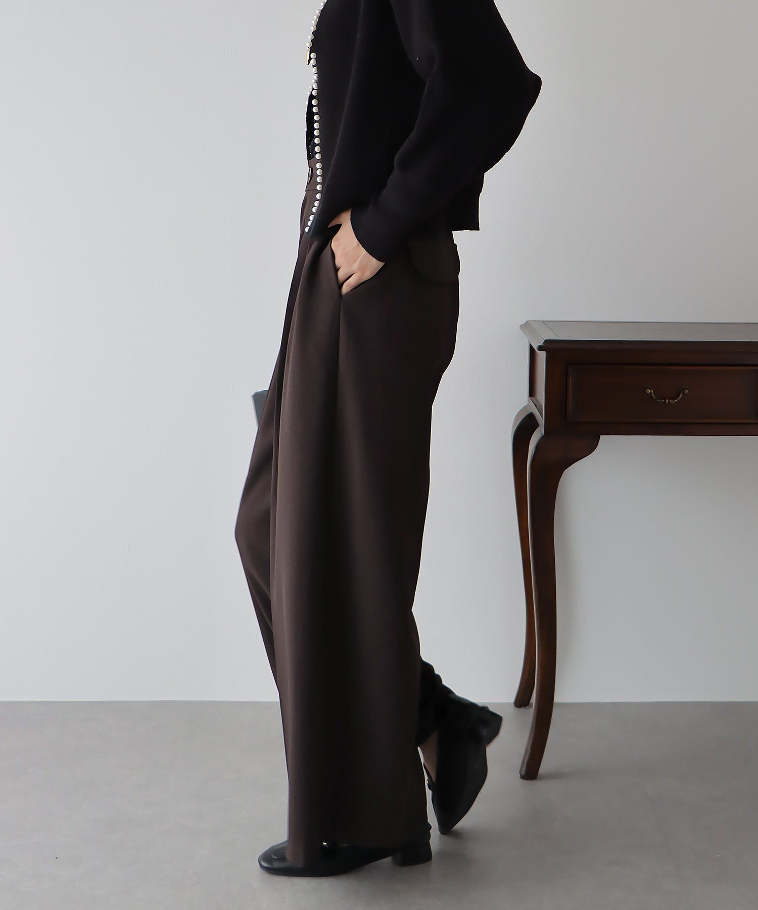 日本 BLUE EAST - 修長美腿打褶西裝褲-深棕