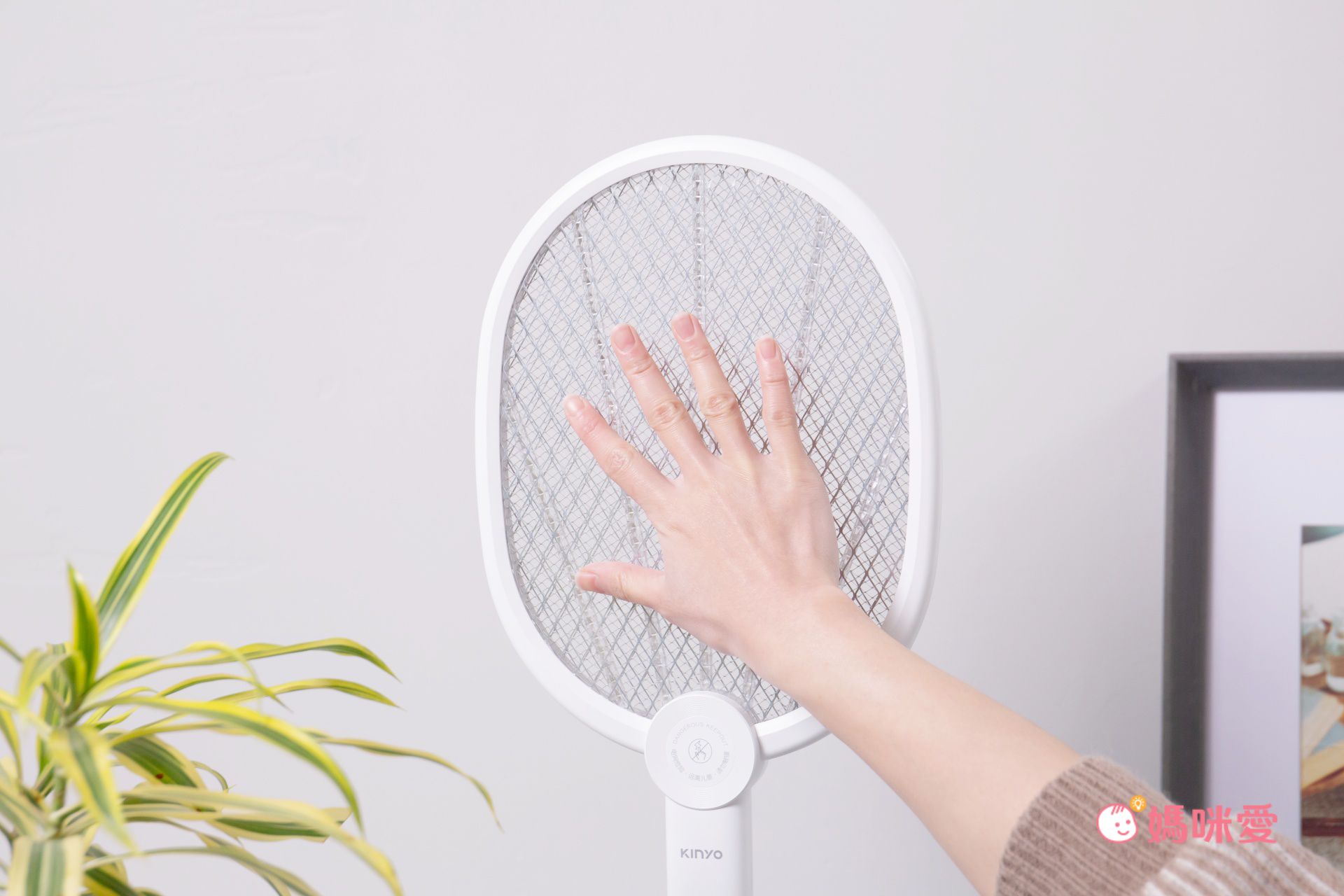 一擊斃殺！【KINYO】可伸縮折疊/日夜兩用捕蚊電蚊拍