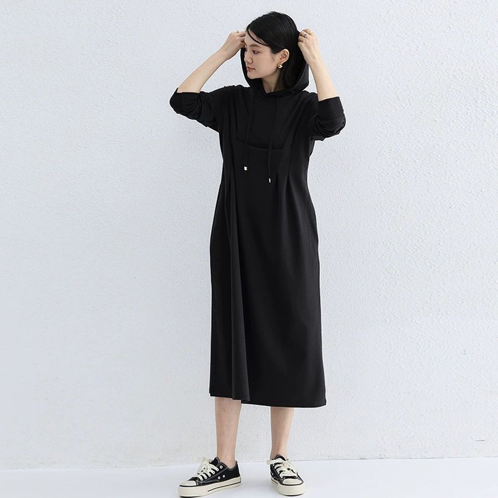 休閒感抓褶修身剪裁長袖連帽洋裝-黑