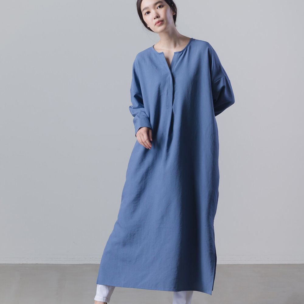 日本 OMNES - 氣流染加工不易皺小圓V領長袖洋裝-天空藍 (Free size)