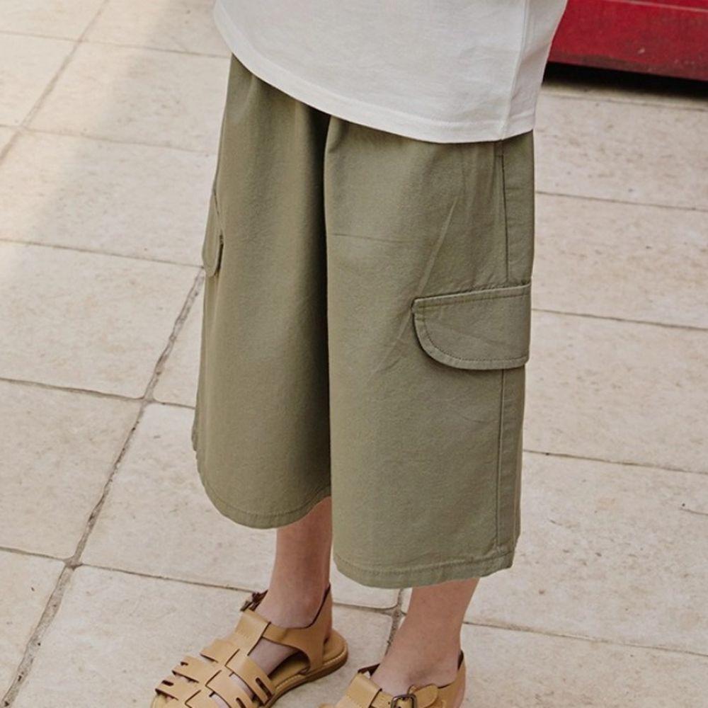 APPLE SMILE 鬆緊腰極簡工裝風格過膝褲-軍綠