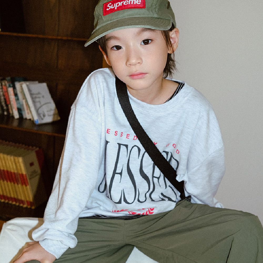 W.S.B. 文字印花純棉長袖大學T-BLESSED-白灰