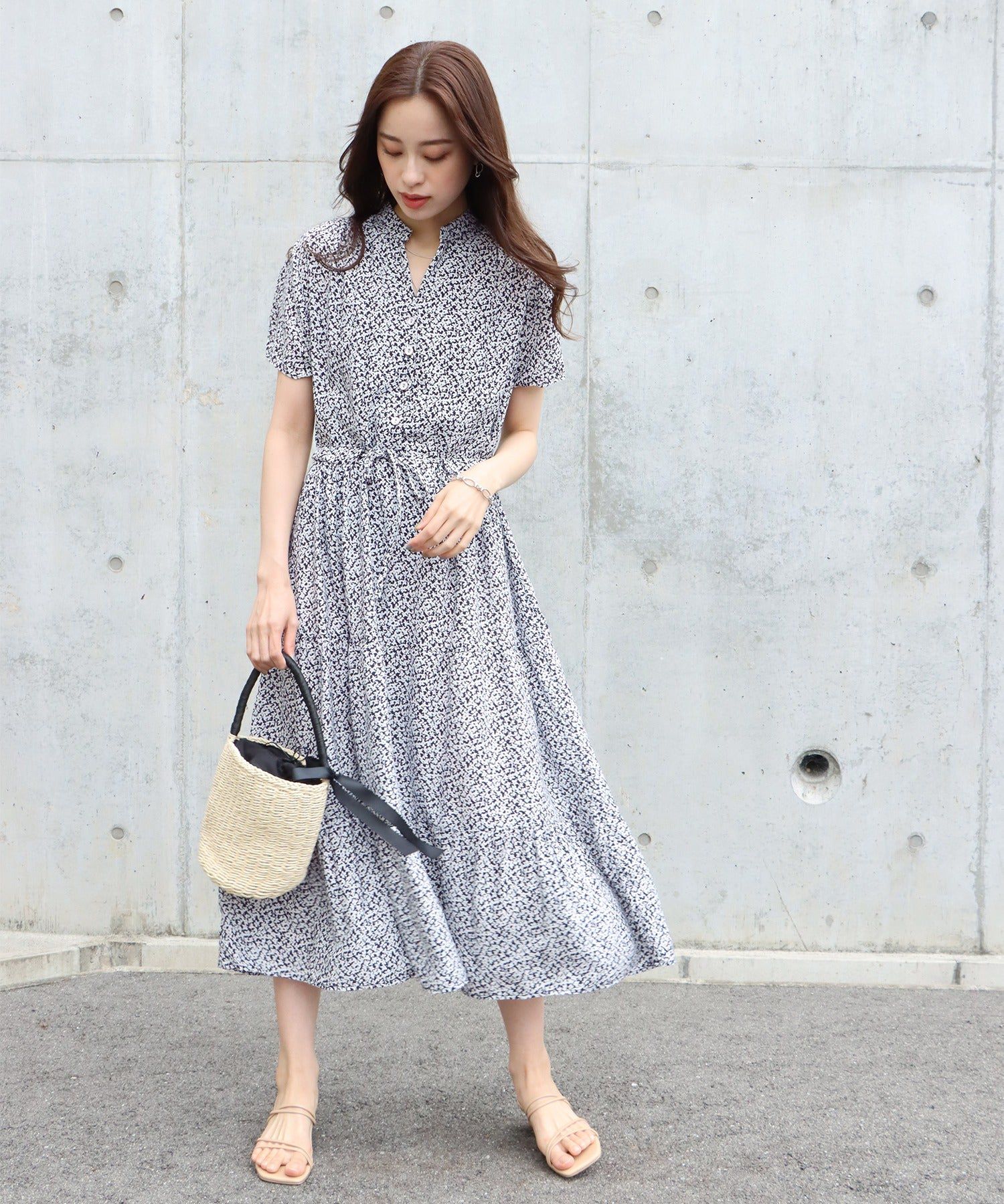 日本 BLUE EAST - 氣質小V領排釦短袖洋裝-碎花-深藍 (M(Free))