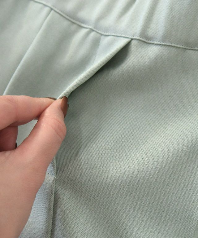 日本 Pierrot - 涼感舒適 打褶修身長褲-珊瑚橘