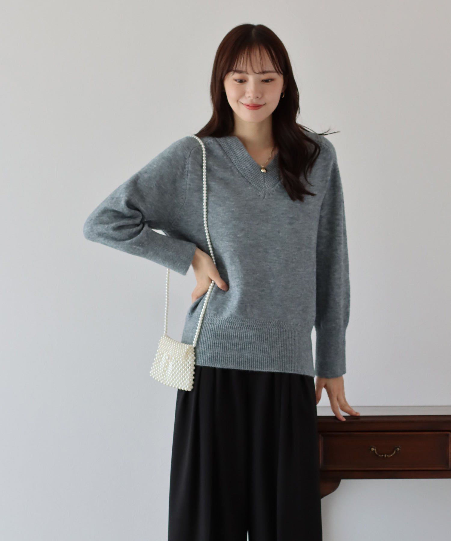 日本 BLUE EAST - 顯瘦V領柔軟針織上衣-黑