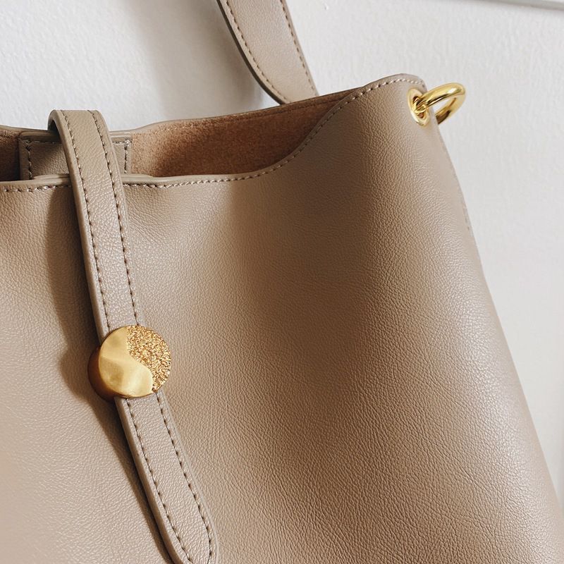 時尚手提/肩揹真皮水桶包-卡其色 (27x29x9.5cm)