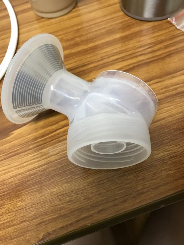 媽媽餵最新的擠奶器（牛奶造型）
喇叭罩子