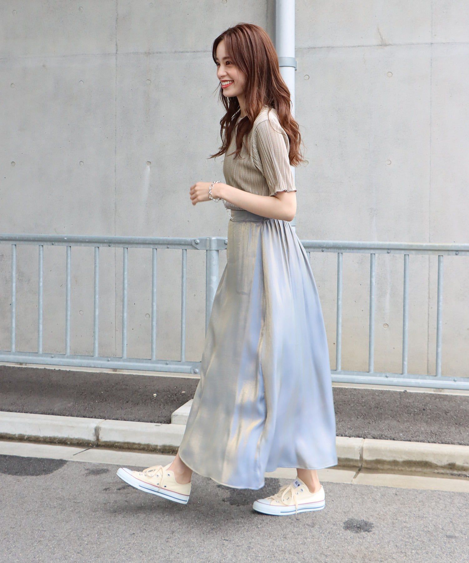 日本 BLUE EAST - 圓領貝殼紋光澤短袖上衣-卡其