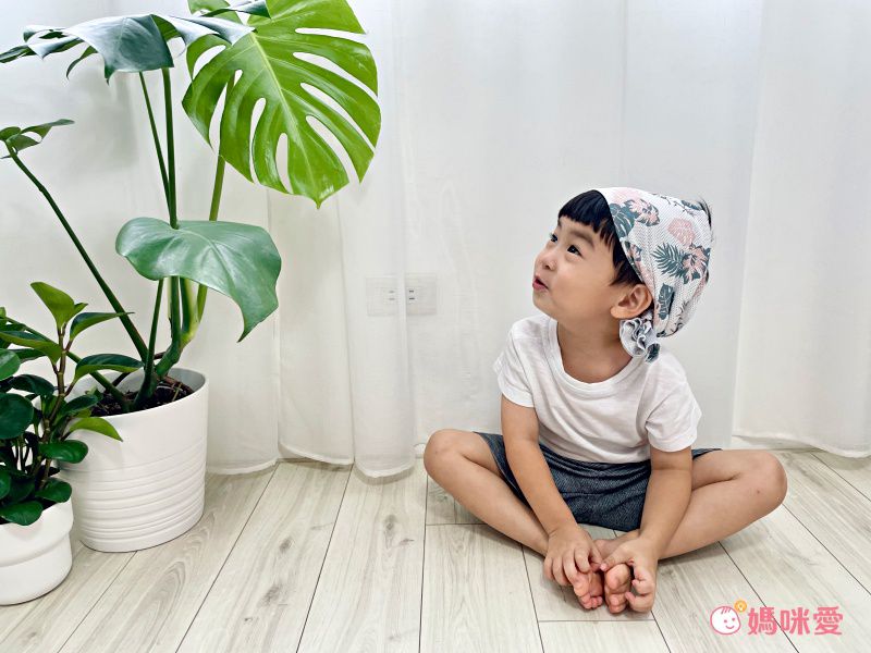 日本小泉 - UV cut 90% 接觸冷感 水涼感巾(附收納袋)-清新樹葉-深藍 (30x90cm)