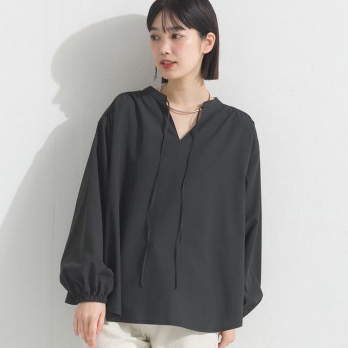 日本 OMNES - 柔滑科技棉 俐落感綁帶澎袖上衣-黑