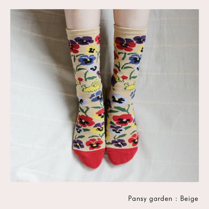 日本女裝代購 - 日本製 唯美花卉風長襪-三色堇花園-咖啡 (23-25cm)