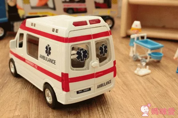 ✪小小家 工程小車車 磨輪救護車（獨家新品）