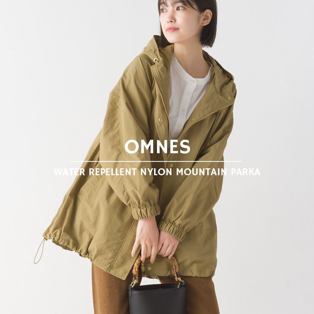 日本 OMNES - 撥水加工 輕量抽繩長版連帽風衣外套-卡其