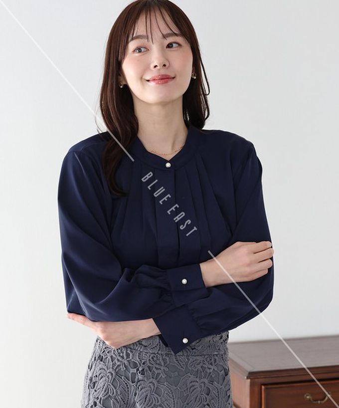 日本 BLUE EAST - 2way領知性整潔感打褶長袖上衣-珍珠袖扣-卡其杏