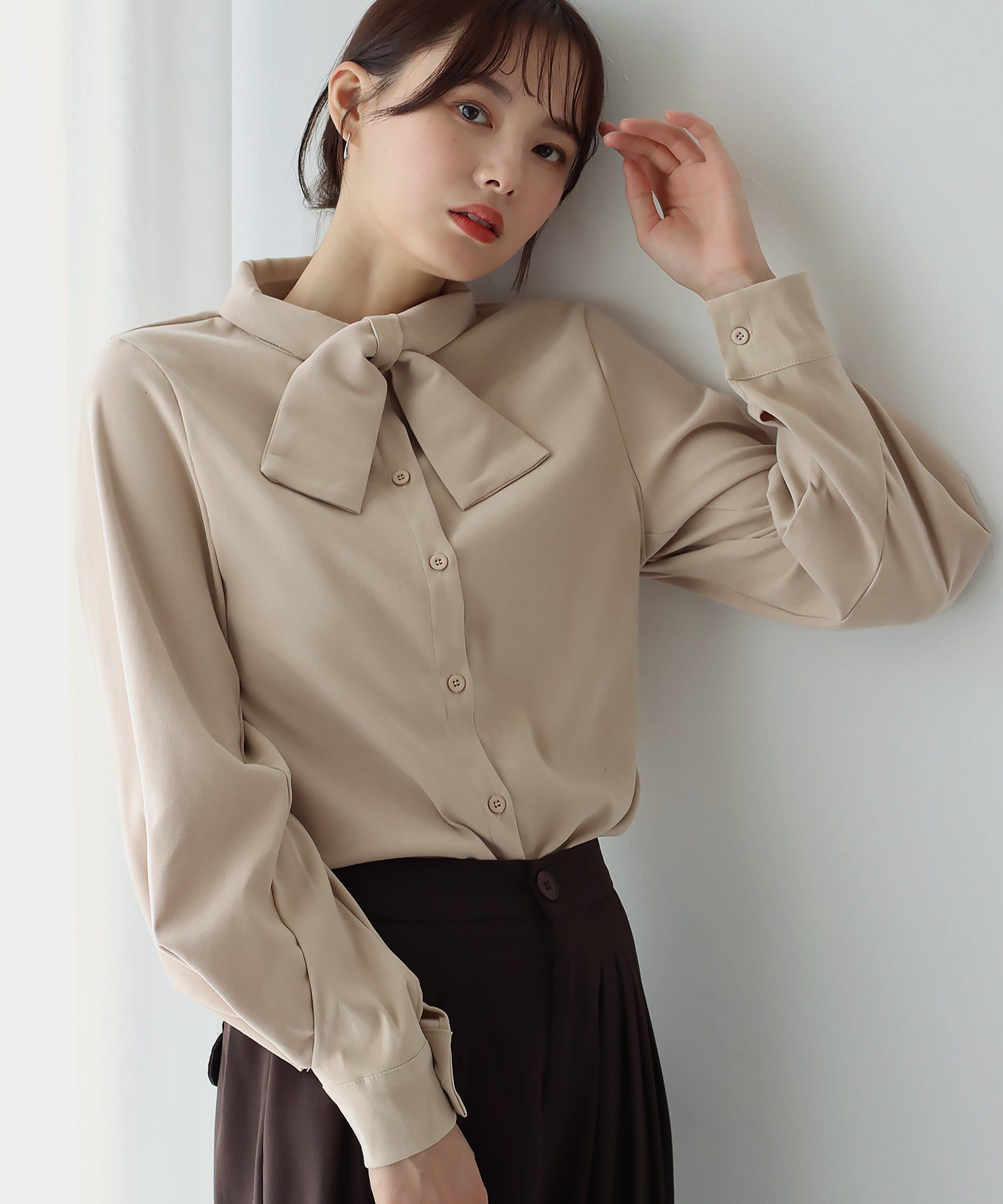 日本 BLUE EAST - 柔美扭結氣球長袖襯衫-黑