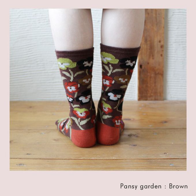 日本女裝代購 - 日本製 唯美花卉風長襪-三色堇花園-咖啡 (23-25cm)