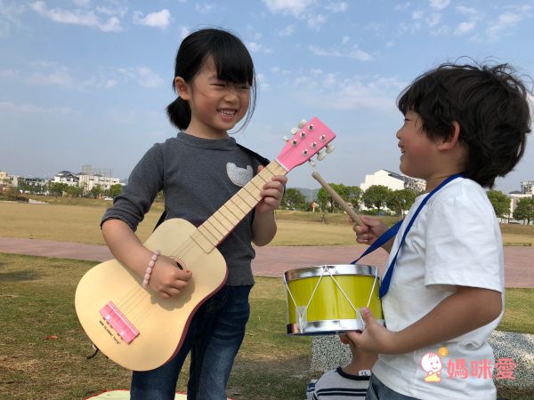 荷蘭 New Classic Toys - 幼兒音樂吉他-經典版B