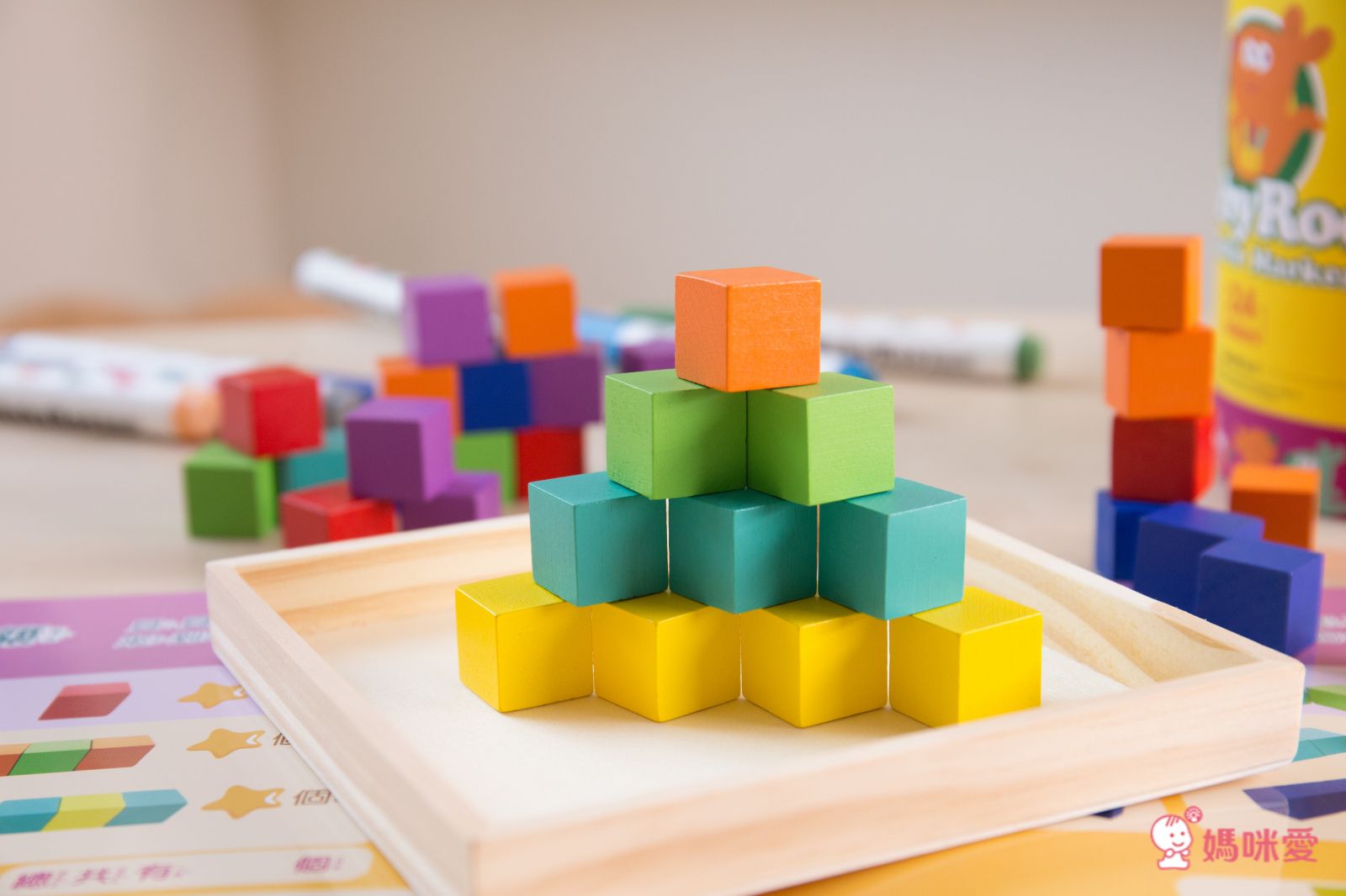双美生活文創 - 5Q百變益智拼板：彩色正方體-49顆木製正方體積木+60款創意造型+18題數數練習+32題快手疊積木桌遊牌形