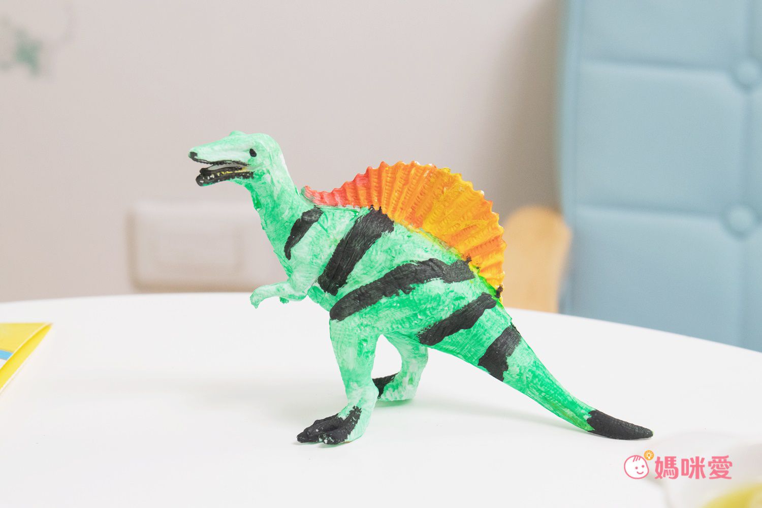 樂彩森林 - DIY恐龍彩繪組-腕龍(內附恐龍模型與10張恐龍畫紙) (22x6x18)