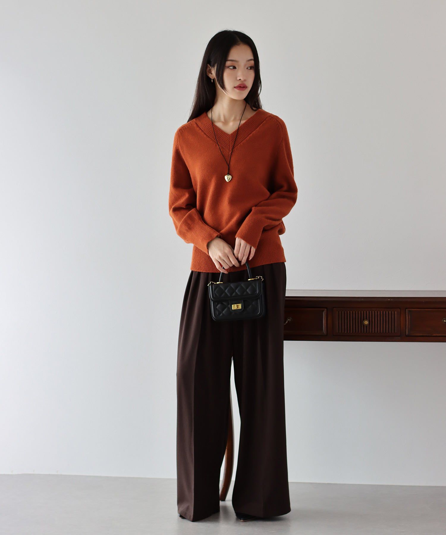 日本 BLUE EAST - 顯瘦V領柔軟針織上衣-黑