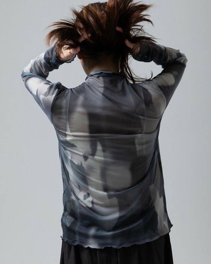 日本 gleam - 水彩畫風透膚皺摺高領長袖上衣-米杏x卡其灰系