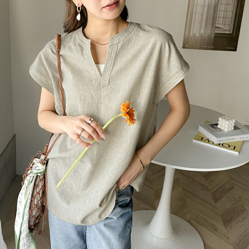 日本 Classical Elf - 2WAY棉麻透氣小V領落肩短T-軍綠