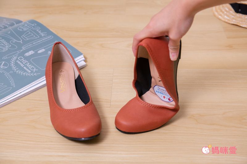 日本女裝代購 - 日本製 仿皮柔軟休閒楔形跟鞋-經典黑