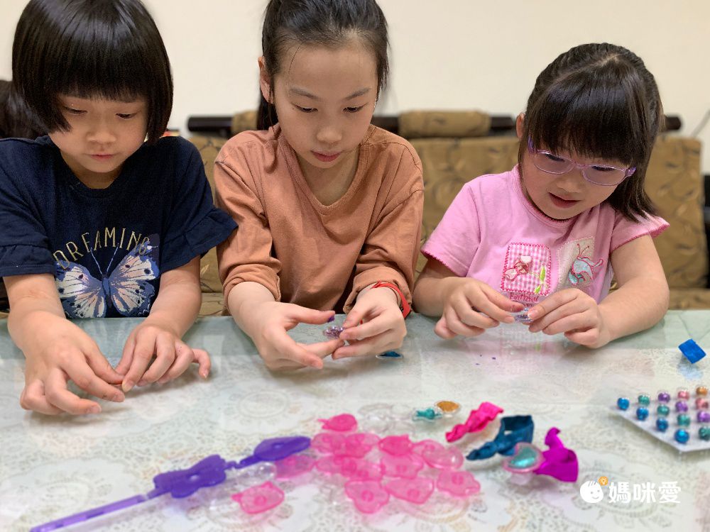 風靡歐美幼兒園【繪兒樂】閃亮魔豆貼 一壓就能填色