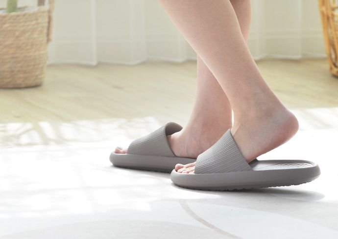 家窩 - MIT 雅漫EVA輕量釋壓厚軟底防滑拖鞋-男款-雅痞黑