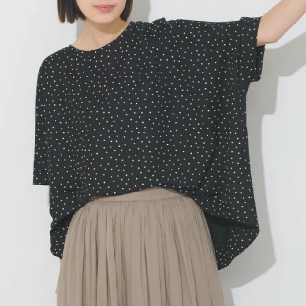 接觸涼感 嫘縈寬鬆短袖上衣-黑底白點