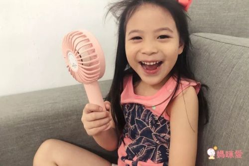 推薦：<em>野餐、爬山、出遊，2Y以上的孩子</em>都很適用喔！<br /><br />最常見的款式就是手持的啦～夏天出遊基本上人手一台，體積小重量輕，對於親子而言方便攜帶，2~3Y以上的孩子會跑會跳，給他們一支消暑，不管是去到哪裡都很適合。