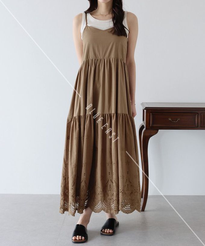 日本 BLUE EAST - 精緻雕花下擺迷人細肩帶洋裝-咖啡