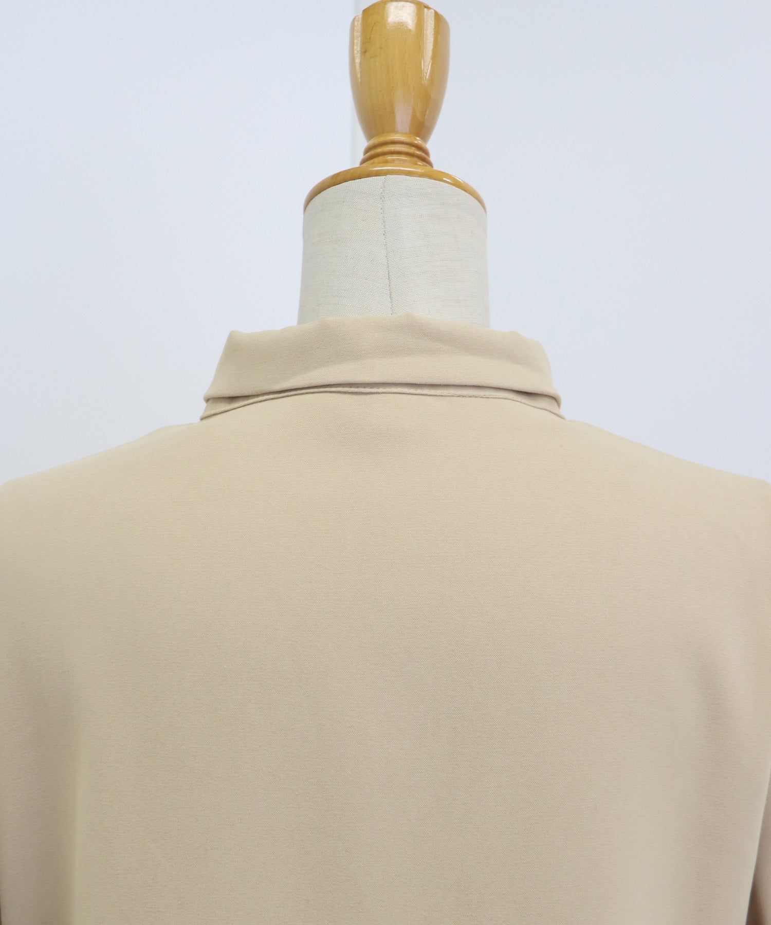 日本 BLUE EAST - 柔美扭結氣球長袖襯衫-黑