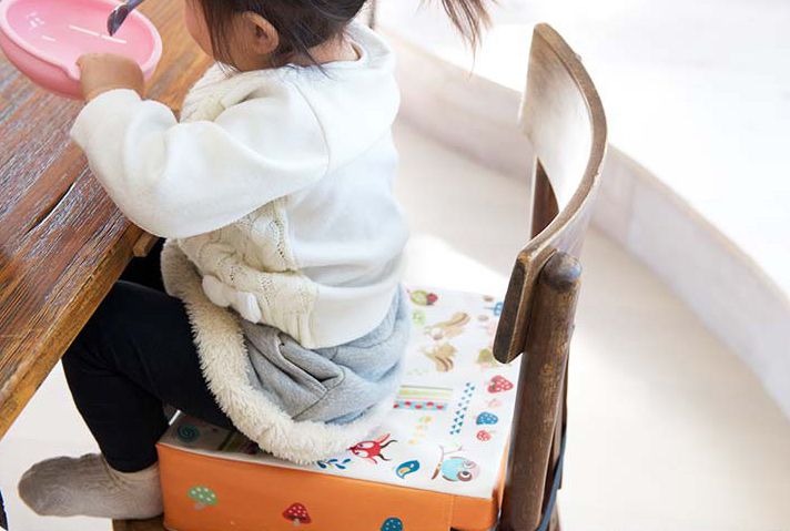 日本兒童增高座墊Ｘ防水圍兜 ★ 用餐更輕鬆！